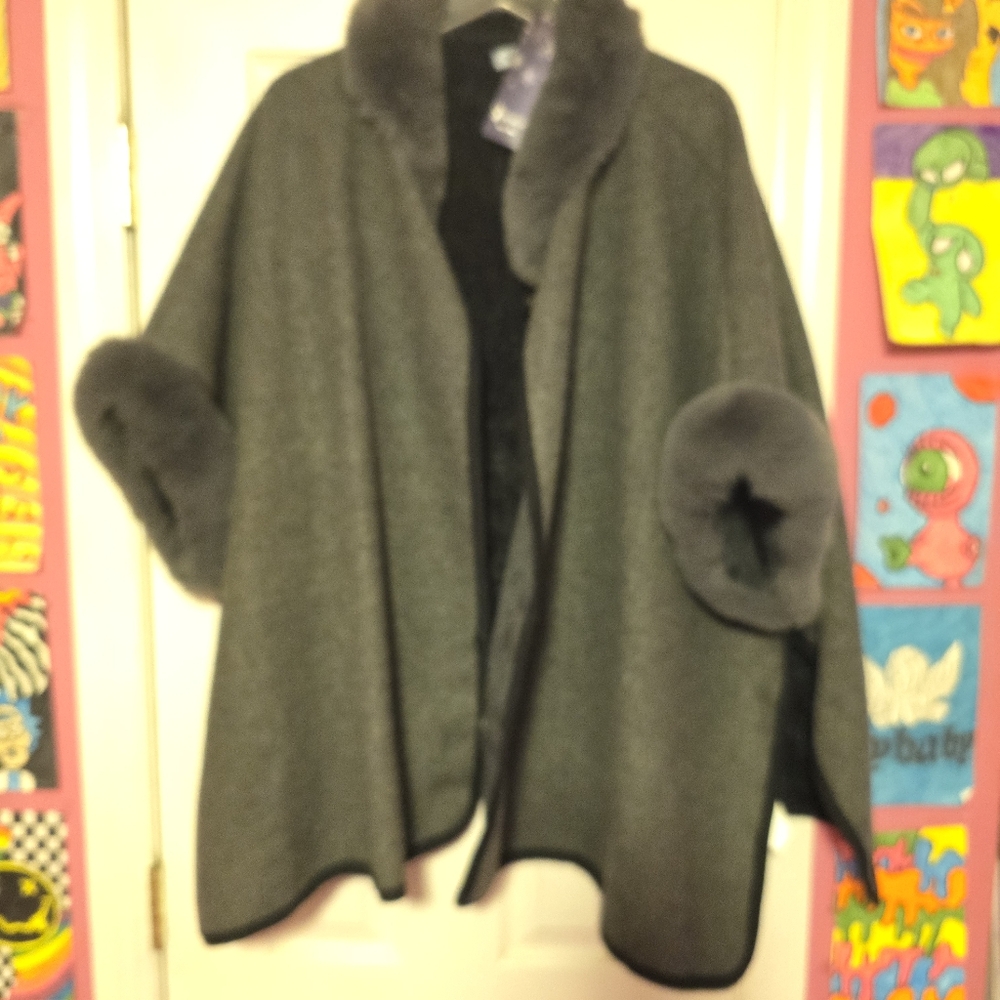Nwt gray with faux fur cape/ poncho/ coat o/s